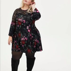 NWOT Lace top bell sleeve floral knee length dress. Size 1-Torrid